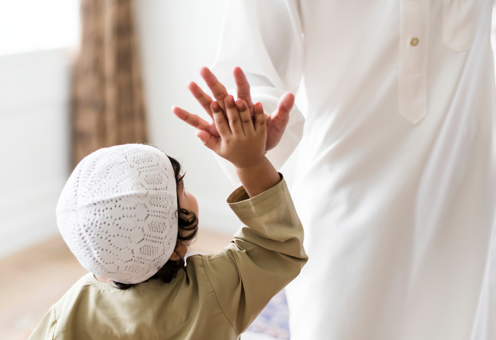 كرتون للأطفال بعنوان: قصة عن بدء الأذان للأطفال مع كلمات الأذان- من منصة راويتي.